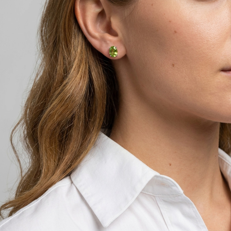Boucles d'oreilles Or Blanc 750 Péridot Ovale 8x6mm porté