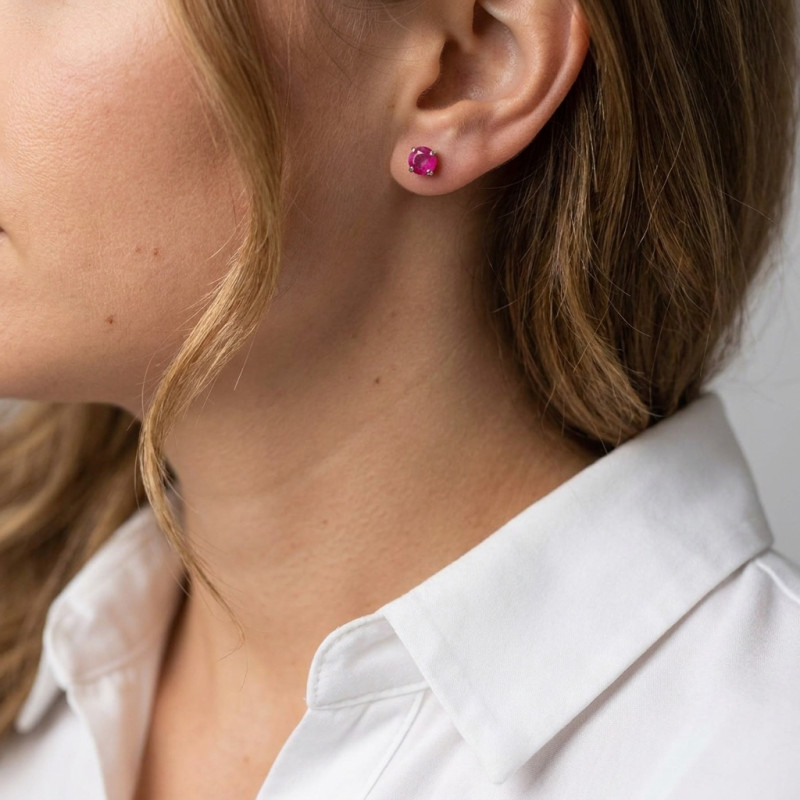 Boucles d'oreilles Or Blanc 750 Rubis 5mm porté