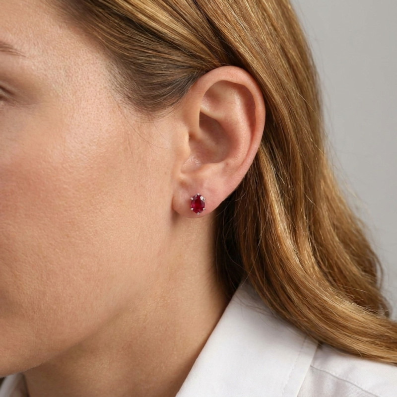 Boucles d'oreilles Or Blanc 750 Rubis Ovale 6x4mm porté