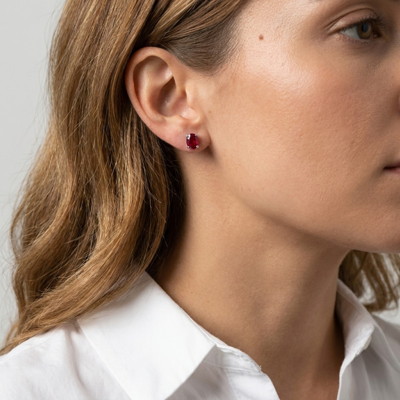 Boucles d'oreilles Or Blanc 750 Rubis Ovale 7x5mm porté