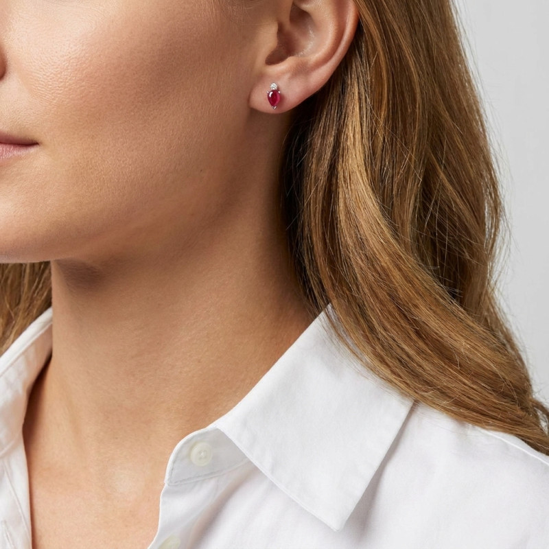 Boucles d'oreilles Or Blanc 750 Rubis Poire 6x4mm et Diamant porté