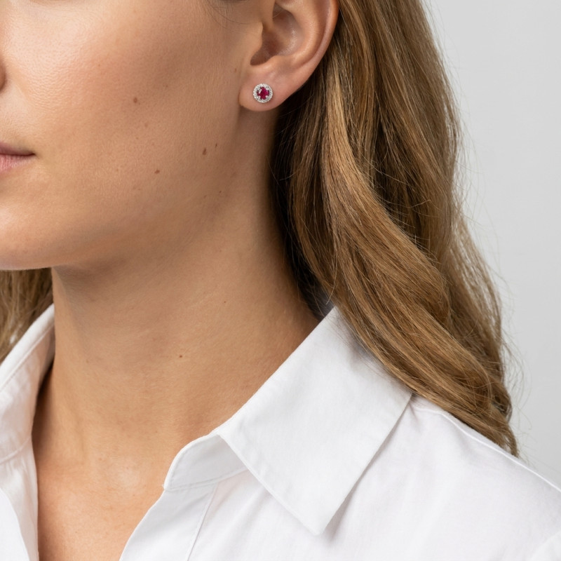 Boucles d'oreilles Or Blanc 750 Rubis Rond 3mm et Diamant porté