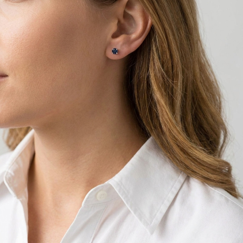 Boucles d'oreilles Or Blanc 750 Saphir 3mm porté