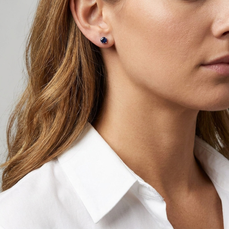 Boucles d'oreilles Or Blanc 750 Saphir 4mm porté
