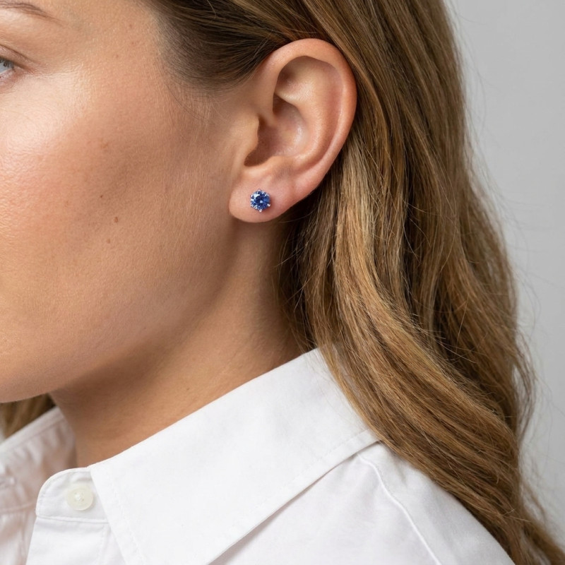 Boucles d'oreilles Or Blanc 750 Saphir de Ceylan AAA Rond 5mm porté