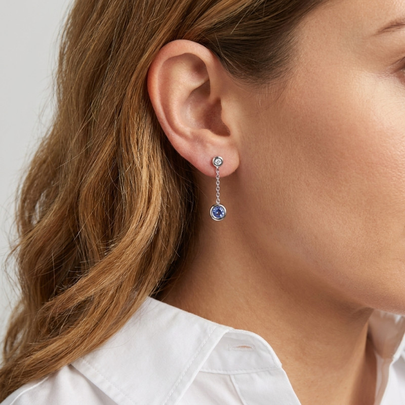 Boucles d'oreilles Or Blanc 750 Saphir  de Ceylan et Diamant porté