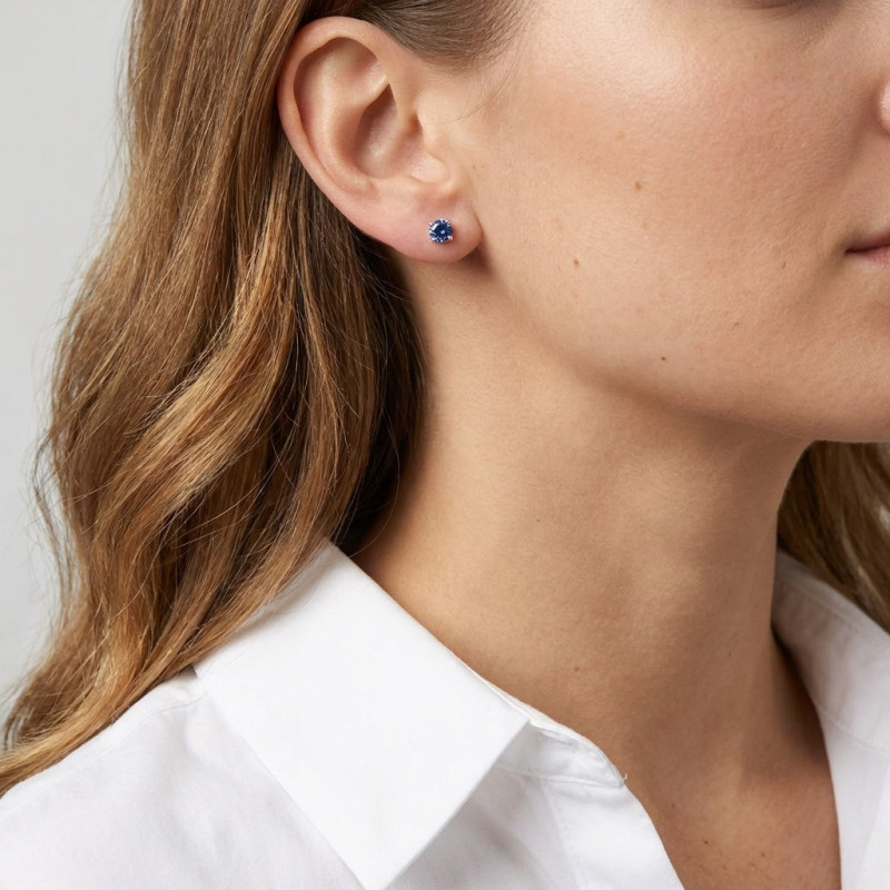 Boucles d'oreilles Or Blanc 750 Saphir Rond 4mm porté