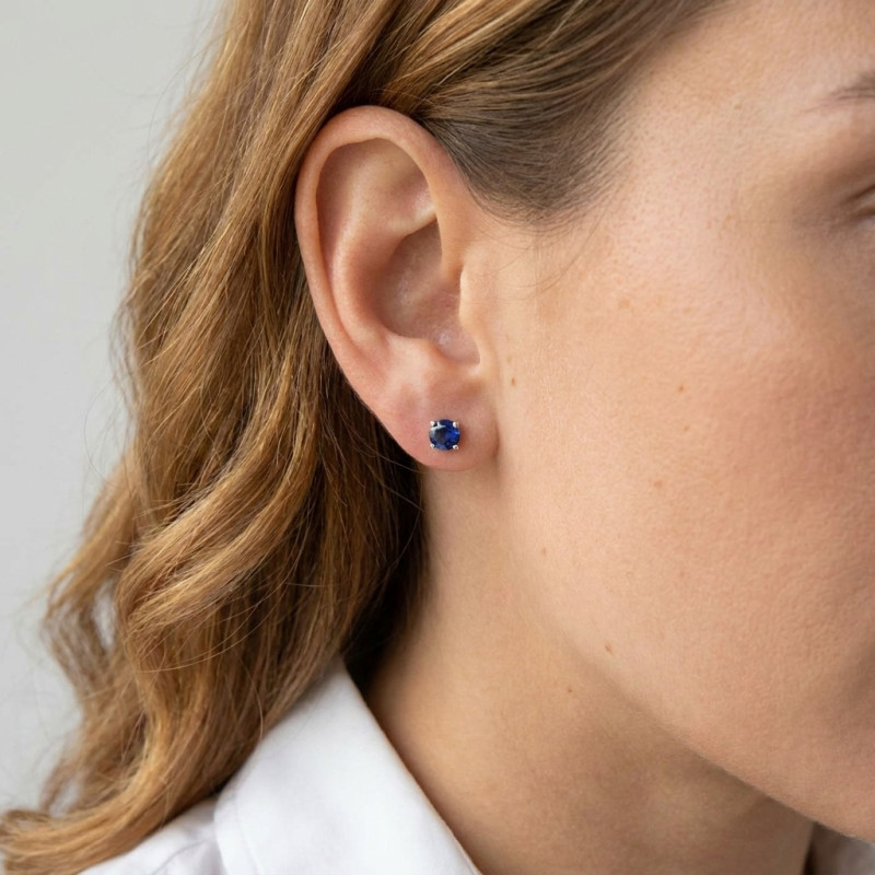 Boucles d'oreilles Or Blanc 750 Saphir Rond 4mm porté