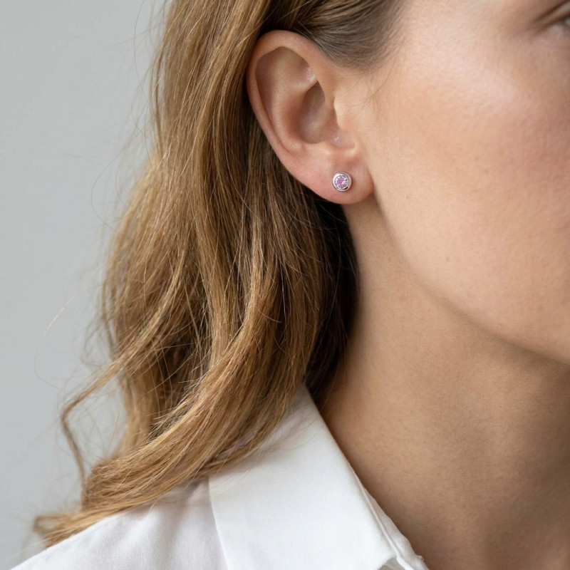 Boucles d'oreilles Or Blanc 750 Saphir rose 3mm porté