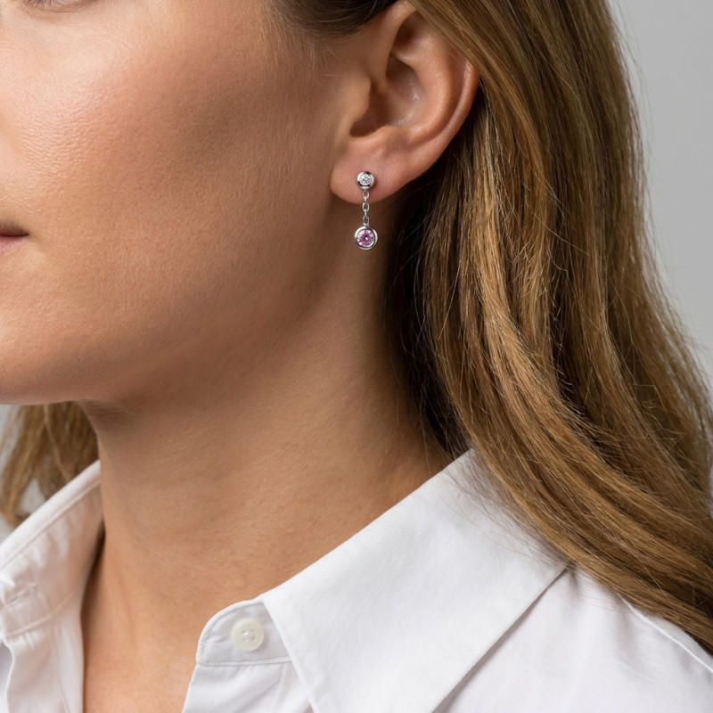 Boucles d'oreilles Or Blanc 750 Saphir Rose et Diamant porté