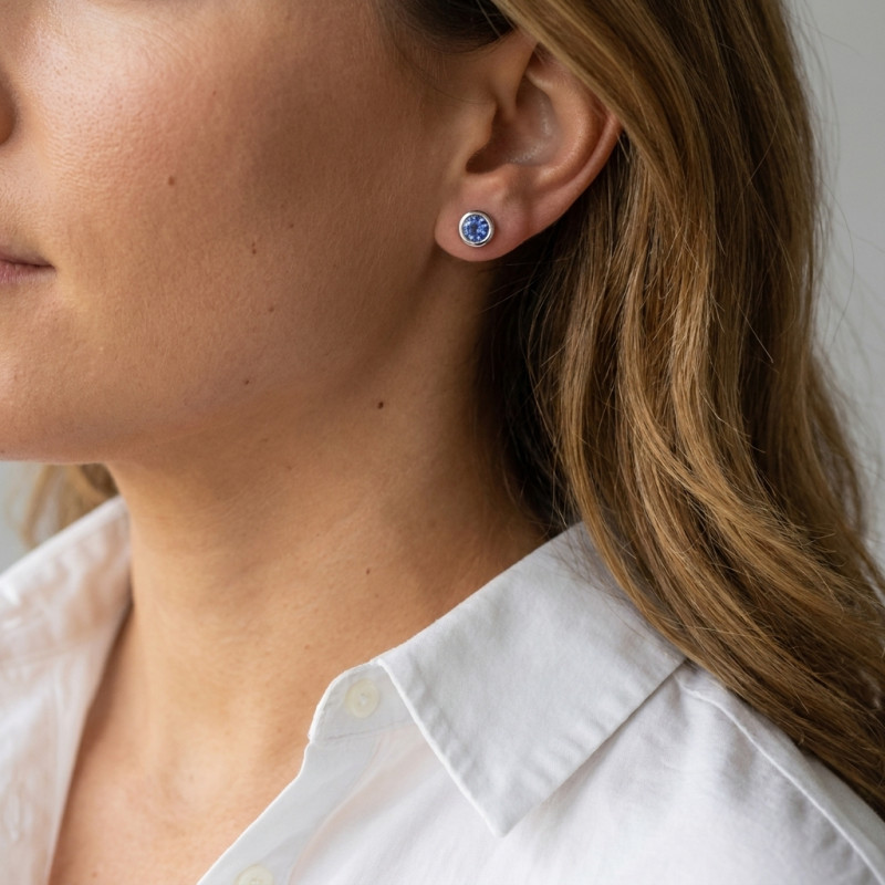 Boucles d'oreilles Or Blanc 750 Saphirs AAA Ronds 4mm porté
