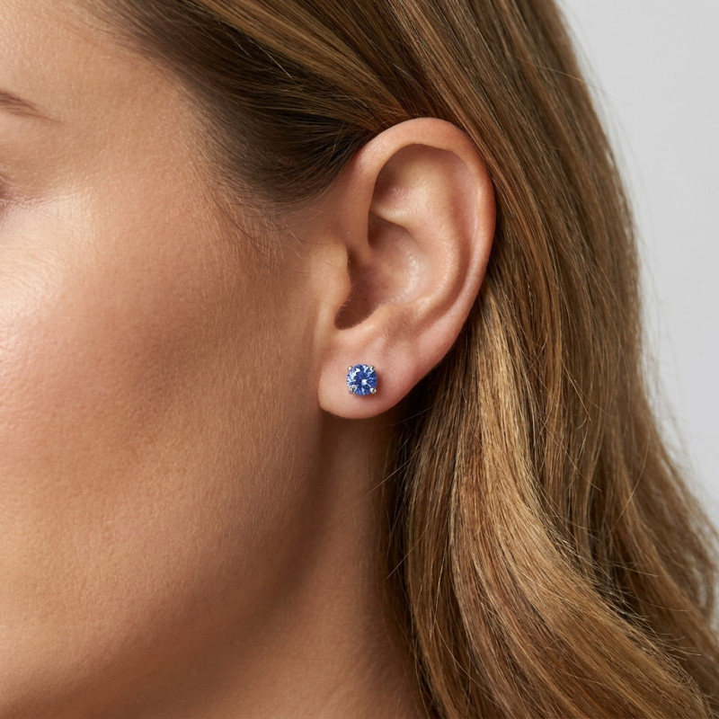 Boucles d'oreilles Or Blanc 750 Saphirs Ceylan ronds 5.5mm porté