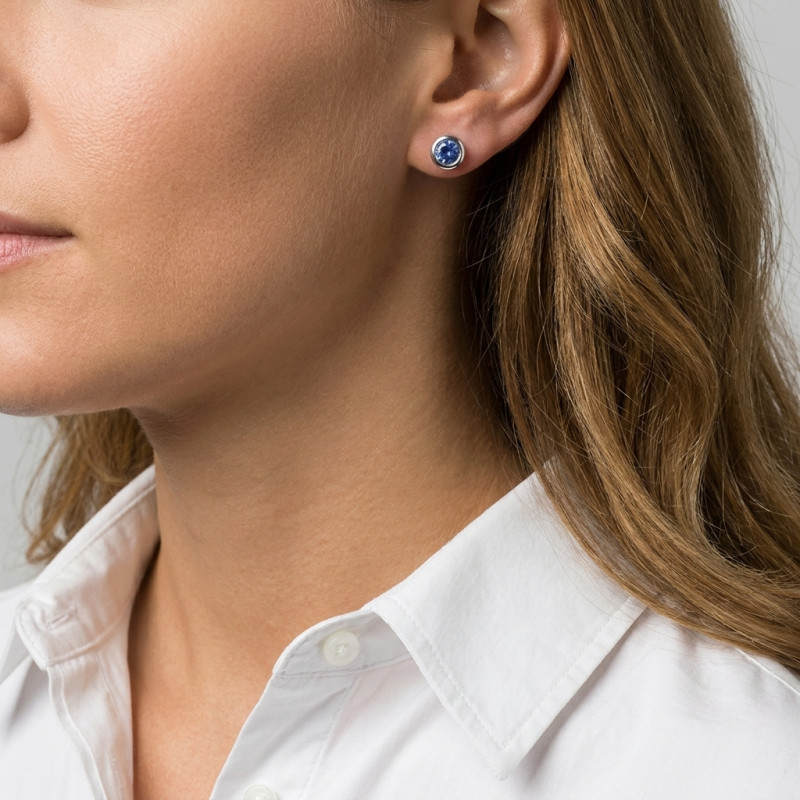 Boucles d'oreilles Or Blanc 750 Saphirs Ronds 5mm porté