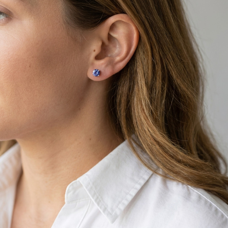 Boucles d'oreilles Or Blanc 750 Tanzanite 5mm porté