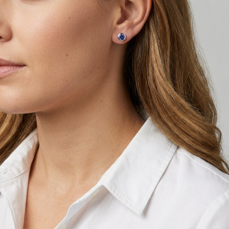 Boucles d'oreilles Or Blanc 750 Tanzanite Ronde 4.5mm porté