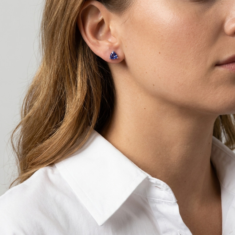 Boucles d'oreilles Or Blanc 750 Tanzanite Trillion 6.5mm porté