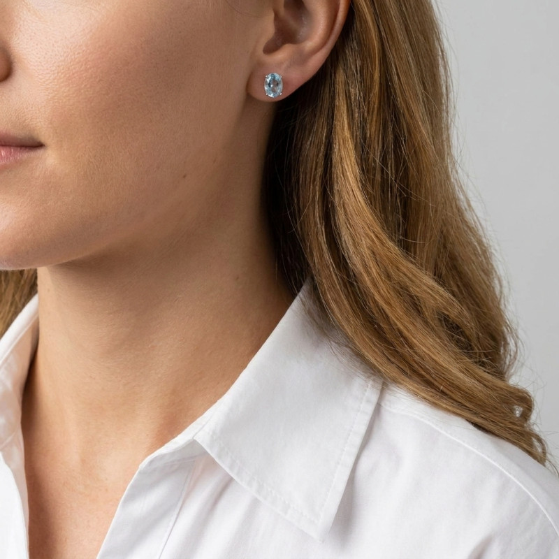 Boucles d'oreilles Or Blanc 750 Topaze bleue traitée Ovale 8x6mm porté