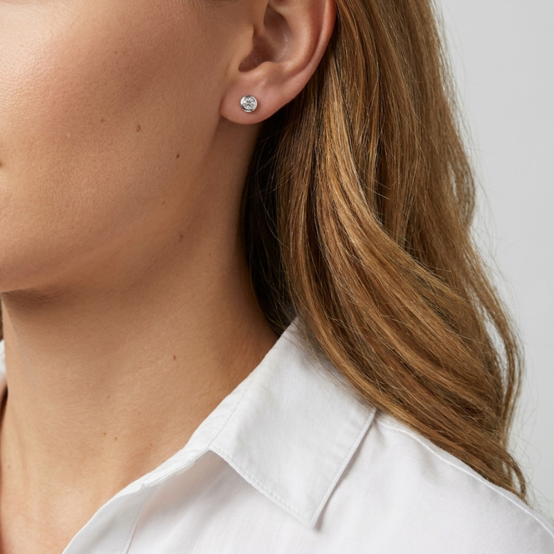 Boucles d'oreilles Or Blanc Diamant 0.045ct porté