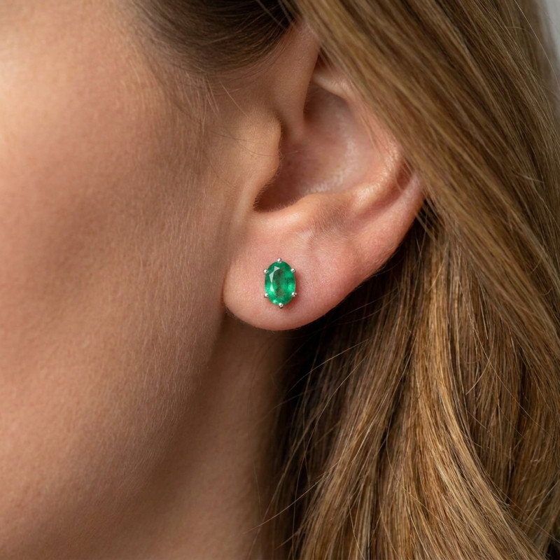 Boucles d'oreilles Or Blanc Emeraude Ovale 6x4mm porté