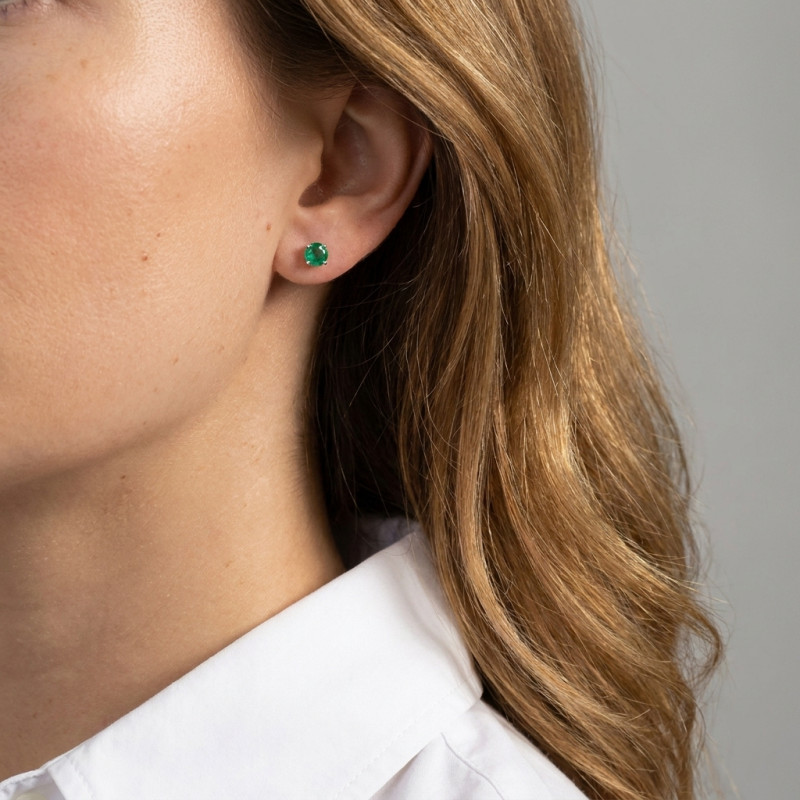 Boucles d'oreilles Or Blanc Emeraude Ronde 4.5mm porté