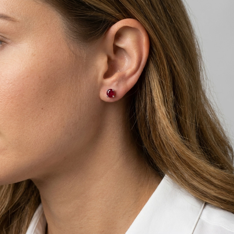 Boucles d'oreilles Or Blanc Rubis Rond 5.5mm porté