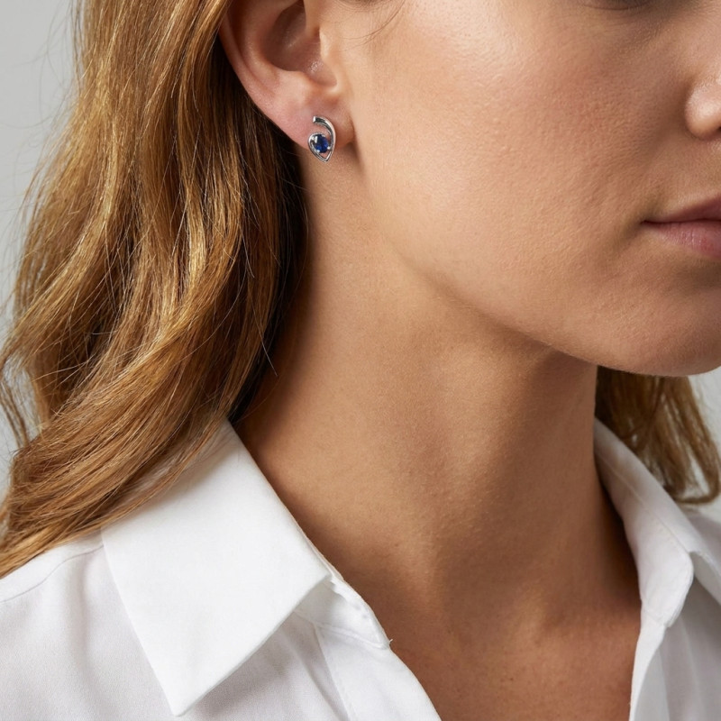 Boucles d'oreilles Or Blanc Saphir Ovale 4x3mm porté