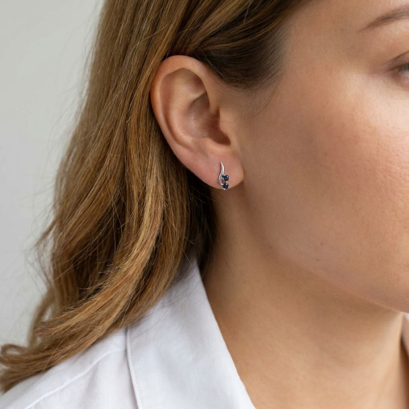 Boucles d'oreilles Or Blanc Saphir porté