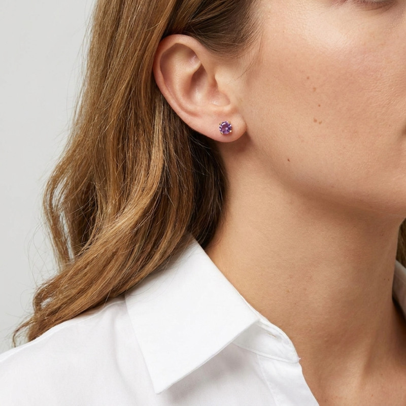 Boucles d'oreilles Or Jaune 375 Améthyste 4mm porté