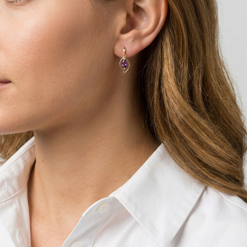 Boucles d'oreilles Or jaune 375 Améthyste navette 6x3mm porté