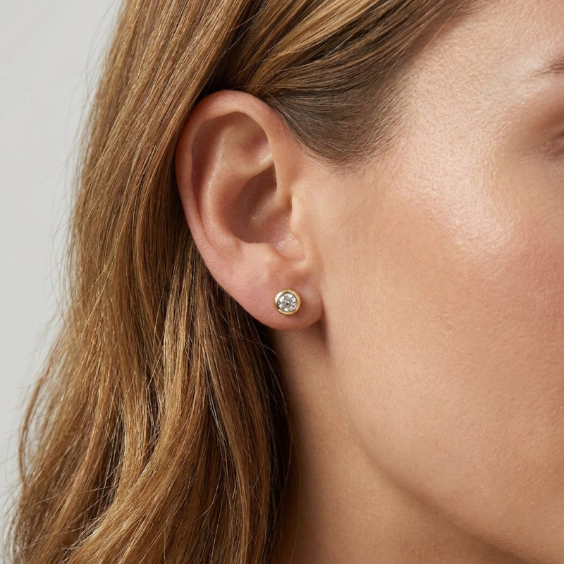 Boucles d'oreilles Or Jaune 375 Oxyde de zirconium 6mm porté