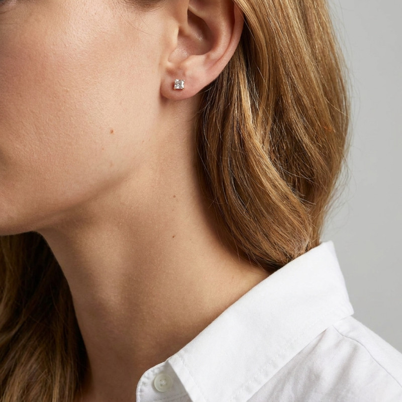 Boucles d'oreilles Or Jaune 375 Oxyde de Zirconium  Carré 3mm porté