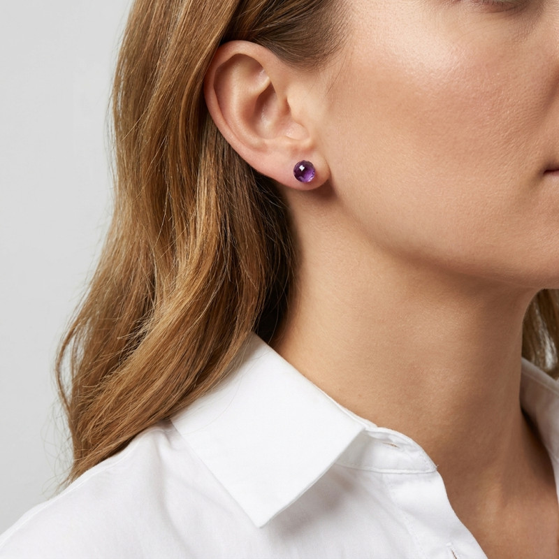 Boucles d'oreilles Or Jaune 750 Améthystes Rondes Facettées porté