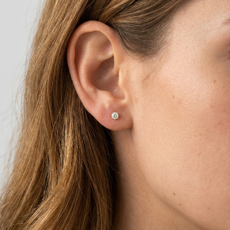 Boucles d'oreilles Or Jaune 750 Diamant 2x0.13 carat porté