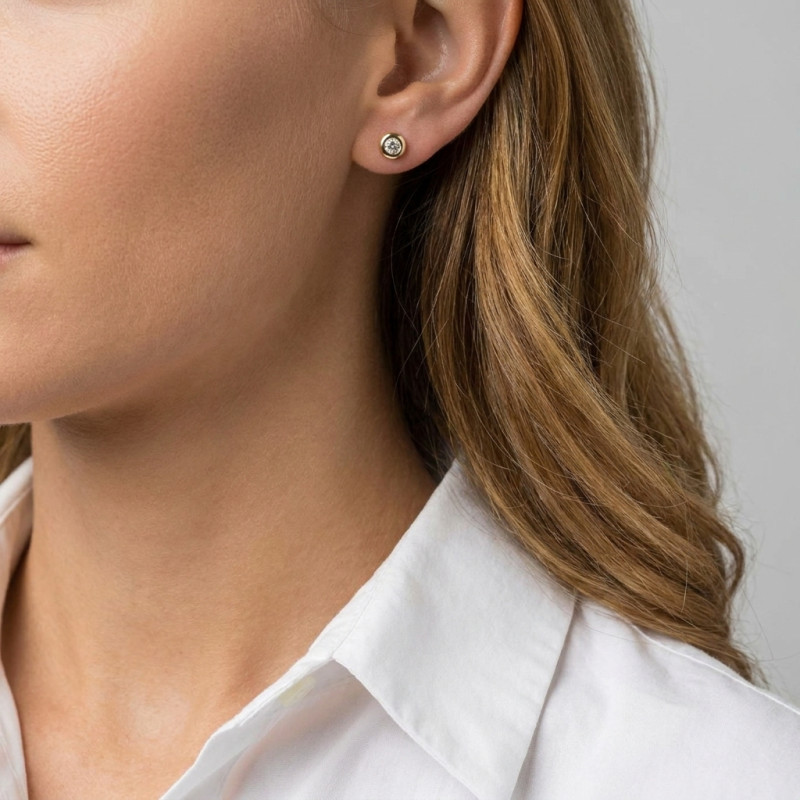 Boucles d'oreilles or jaune 750 diamants 0.15 carat porté