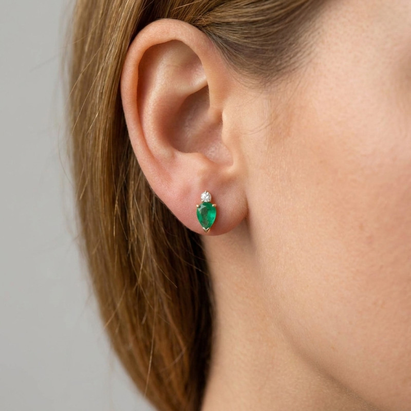 Boucles d'oreilles Or Jaune 750 Emeraude Poire 6x4mm et Diamant porté