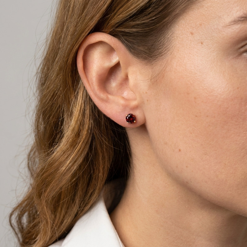 Boucles d'oreilles Or Jaune 750 Grenat 5mm porté