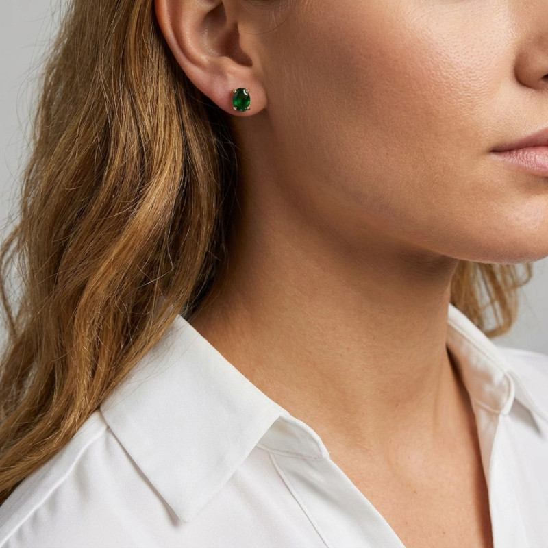Boucles d'oreilles Or Jaune 750 Grenat Tsavorite Ovale 7x5mm porté