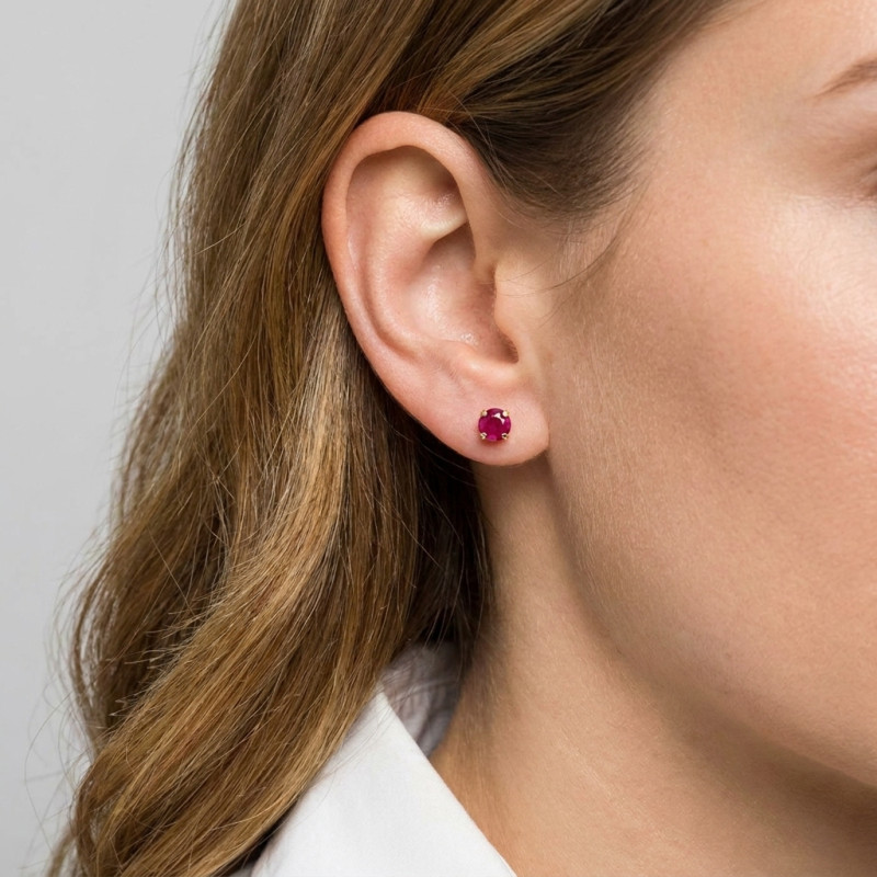 Boucles d'oreilles Or Jaune 750 Rubis 4mm porté