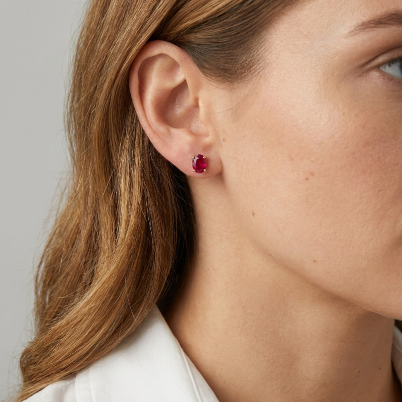 Boucles d'oreilles Or Jaune 750 Rubis Ovale 7x5mm AAA porté