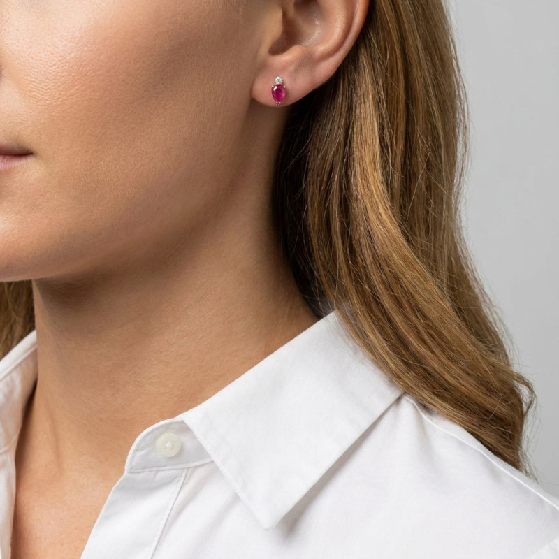 Boucles d'oreilles Or Jaune 750 Rubis Poire 6x4mm et Diamant porté