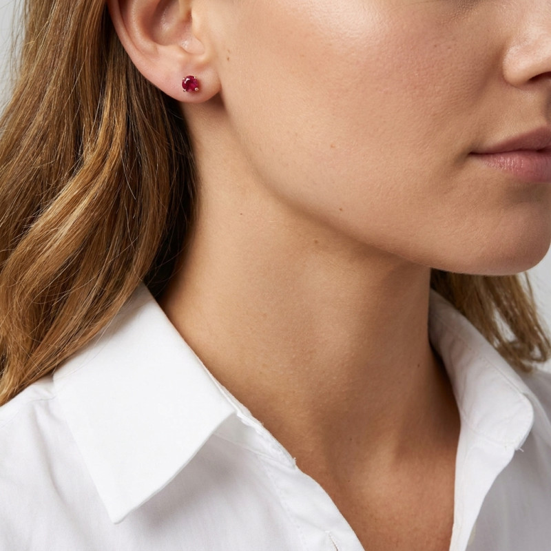 Boucles d'oreilles Or Jaune 750  Rubis Rond 4.5mm AAA porté
