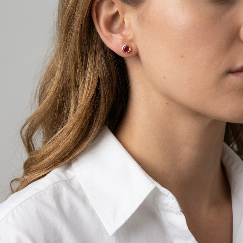 Boucles d'oreilles Or Jaune 750 Rubis Rond 4mm porté