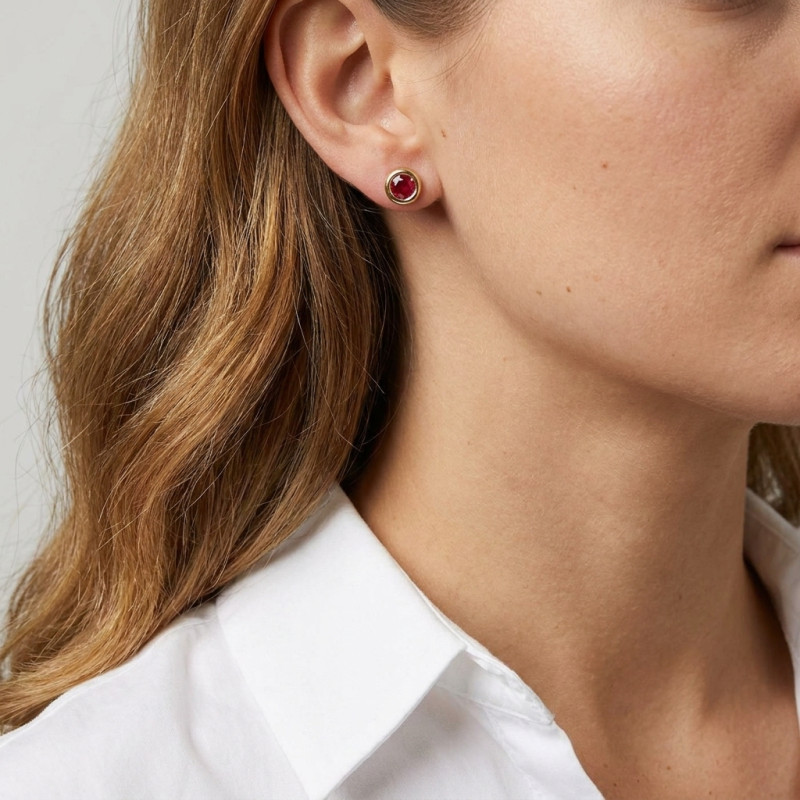 Boucles d'oreilles or jaune 750 rubis ronds 4.5mm porté