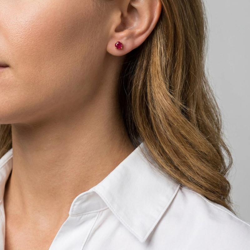Boucles d'oreilles Or Jaune 750 Rubis Ronds 4.5mm porté