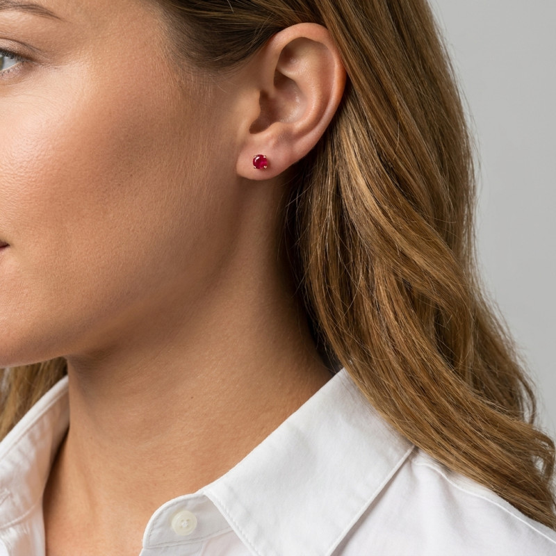 Boucles d'oreilles Or Jaune 750 Rubis Ronds 5mm porté