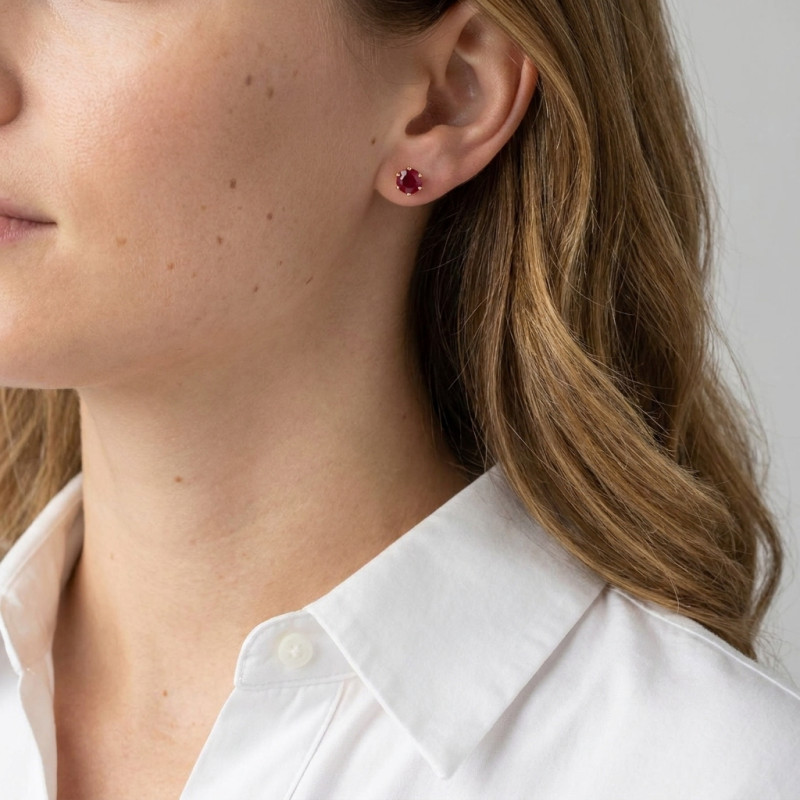 Boucles d'oreilles Or Jaune 750 Rubis Ronds 5mm porté