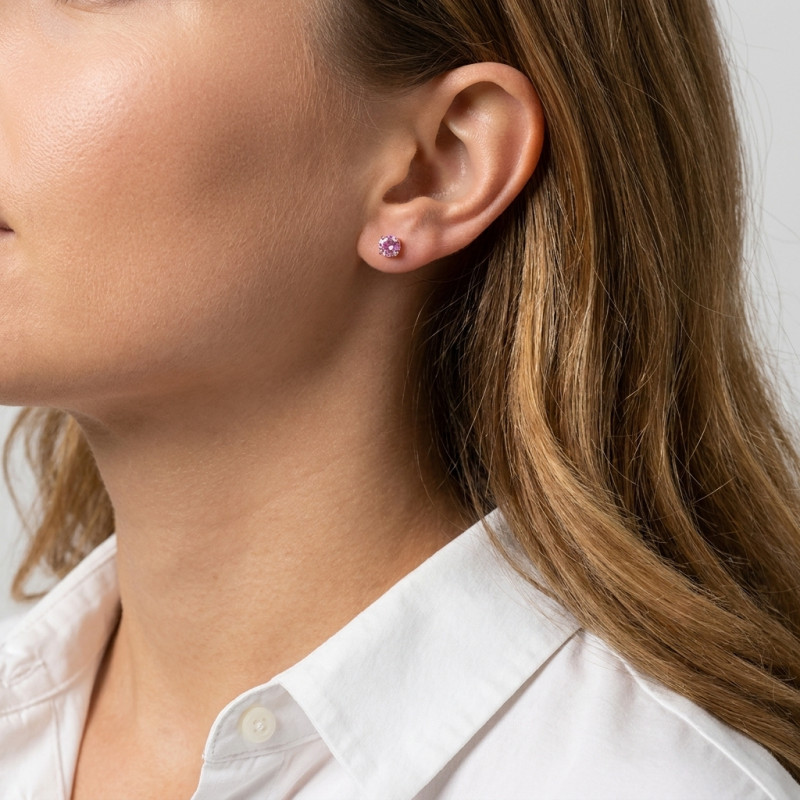 Boucles d'oreilles Or Jaune 750 Saphir Rose Rond 4.2mm porté