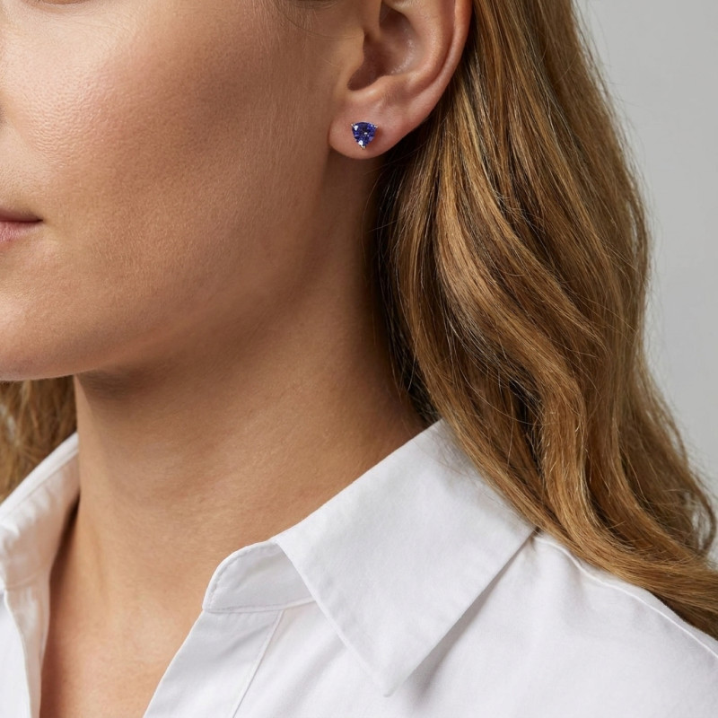 Boucles d'oreilles Or Jaune 750 Tanzanites AAA Trillion 6.5mm porté