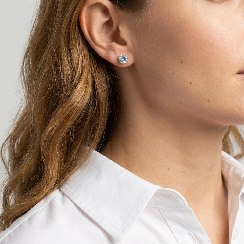 Boucles d'oreilles Or Jaune 750 Topaze bleue traitée 6mm porté