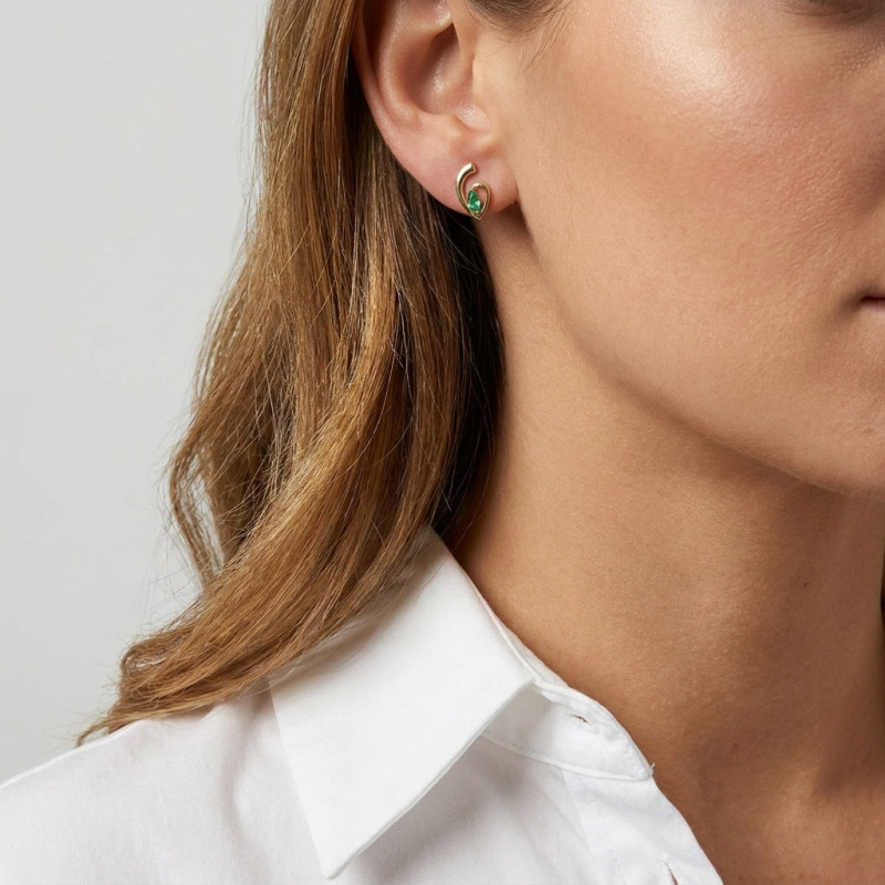 Boucles d'oreilles Or Jaune  Emeraude 4x3mm porté